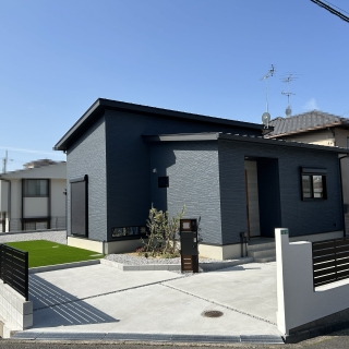 空間を活かした植栽と照明が映える外構【湖南市】