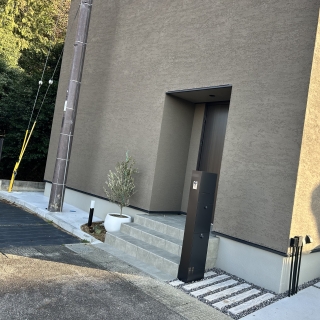 昼と夜で表情が変わるシンプルモダン外構【草津市】