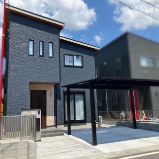 かっこいいデザインの機能門柱とマッチするアプローチタイルのシ