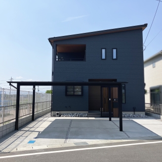 玄関前の目隠しもスタイリッシュにまとめたシンプルモダン外構【